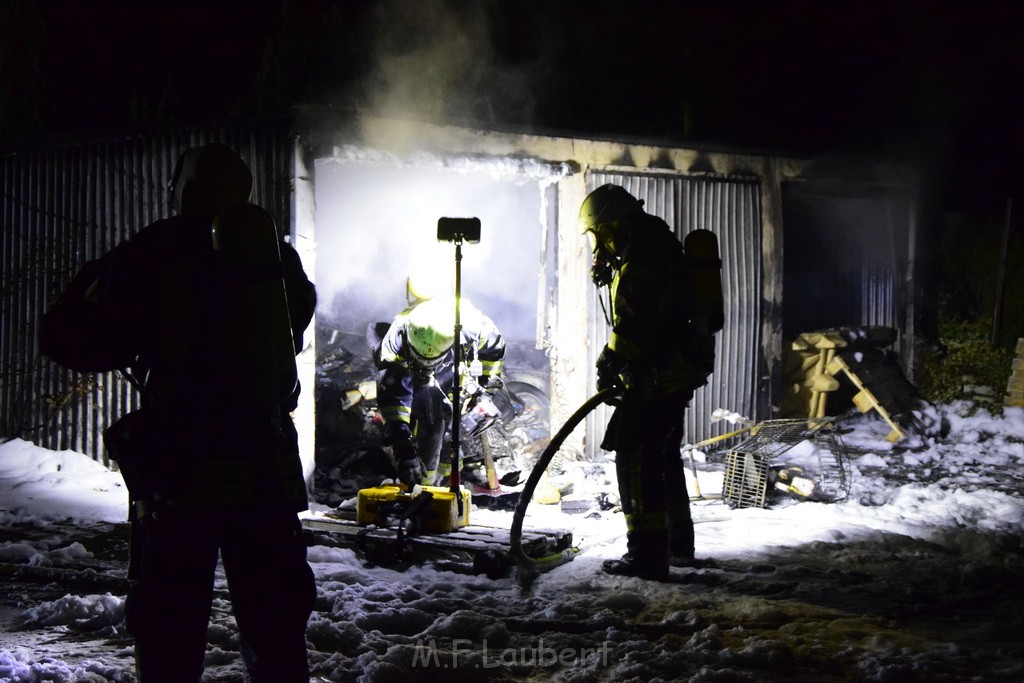 Feuer Hinterhof Garagen Koeln Hoehenberg Olpenerstr P086.JPG - Miklos Laubert